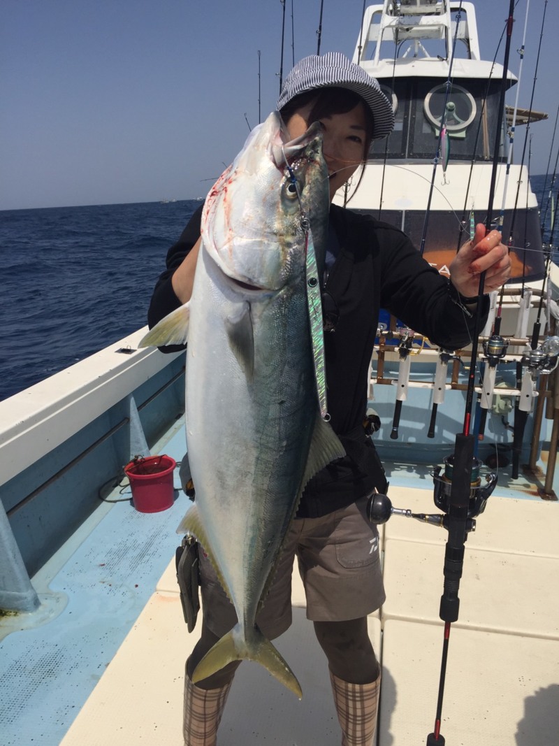 長崎県対馬の梅乃家 ジギングでヒラマサ、ブリ釣果
