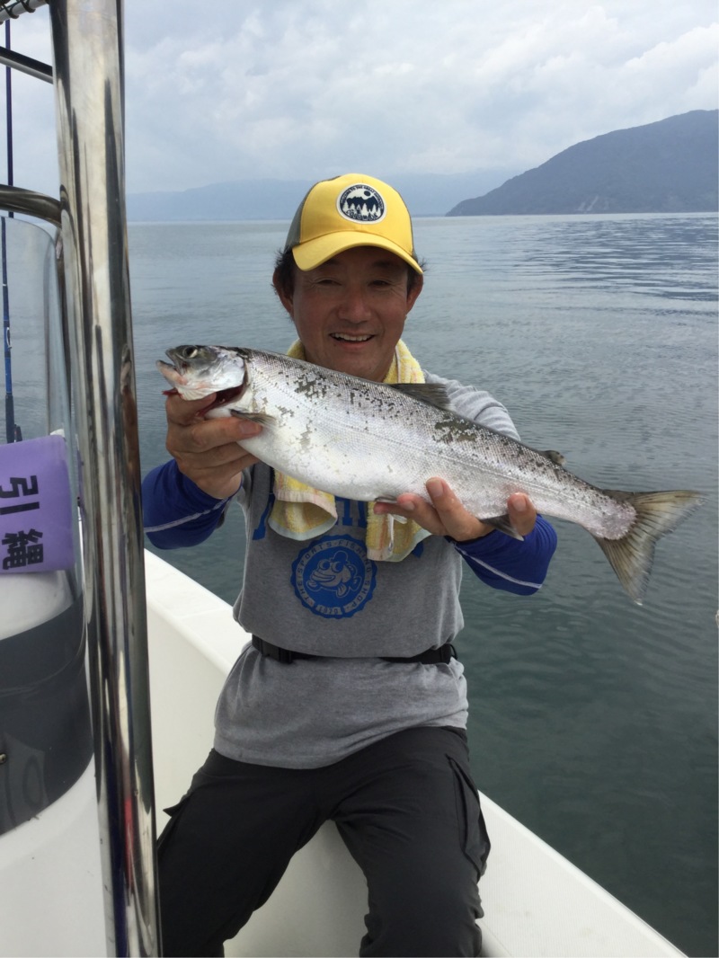 琵琶湖トローリング体験でビワマス釣果