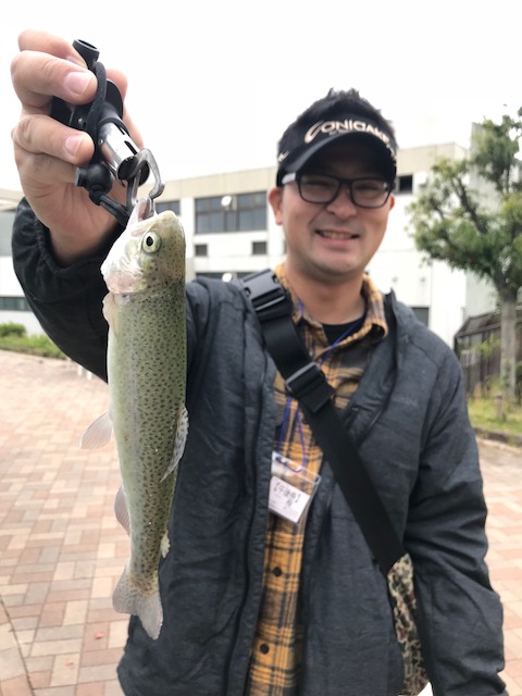 大阪 服部緑地ウォーターランドでトラウト40匹以上