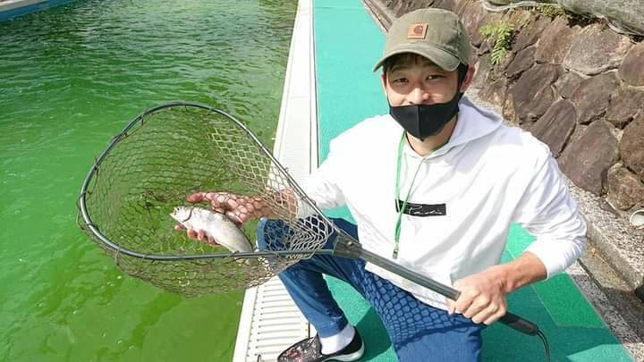 大阪府服部緑地の管理釣り場でニジマス釣果