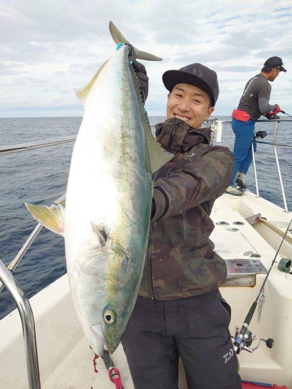 京都府丹後ハピネス2の日本海ジギングでブリ・メジロ釣果