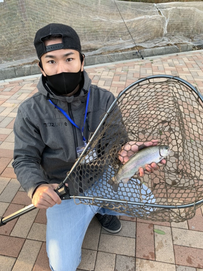 大阪府の服部緑地ウォーターフィッシングパークでトラウト釣果