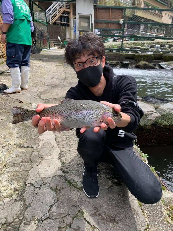 大阪府南河内郡の千早川マス釣場でニジマス釣果