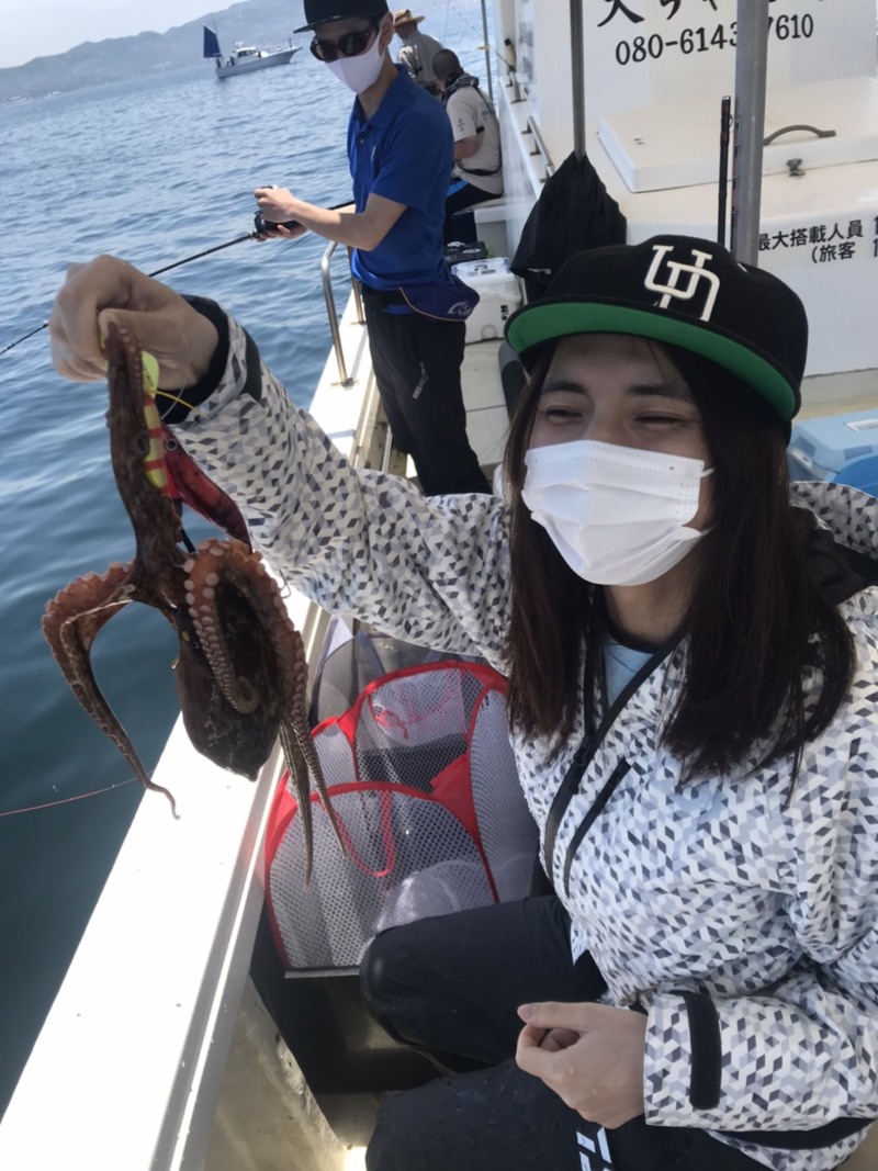 兵庫県神戸市大ちゃん丸の船釣りでタコ釣果