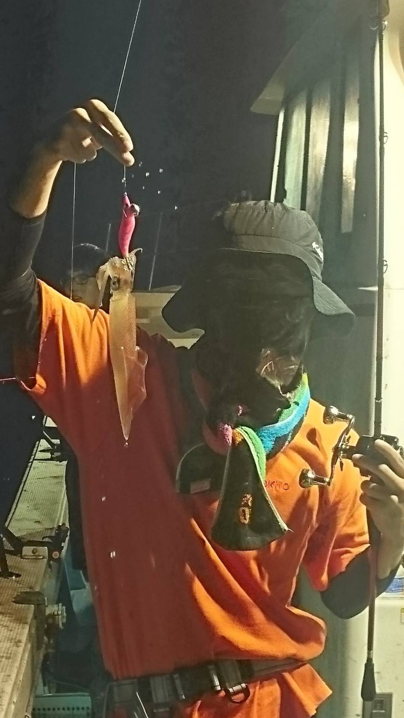 鳥取県海佐知丸のイカメタルで剣先イカ釣果