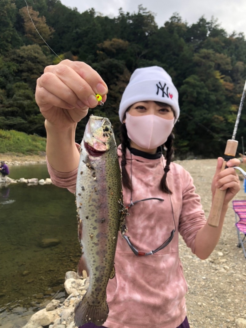兵庫県三田市の小柿渓谷放流釣り場でニジマス・アマゴ釣果