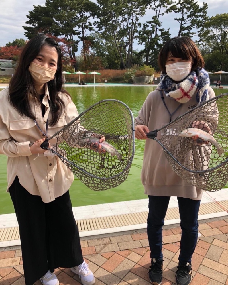 大阪府服部緑地のトラウトでニジマス釣果