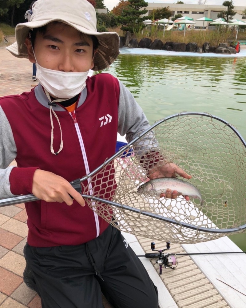 大阪府服部緑地のトラウトでニジマス釣果