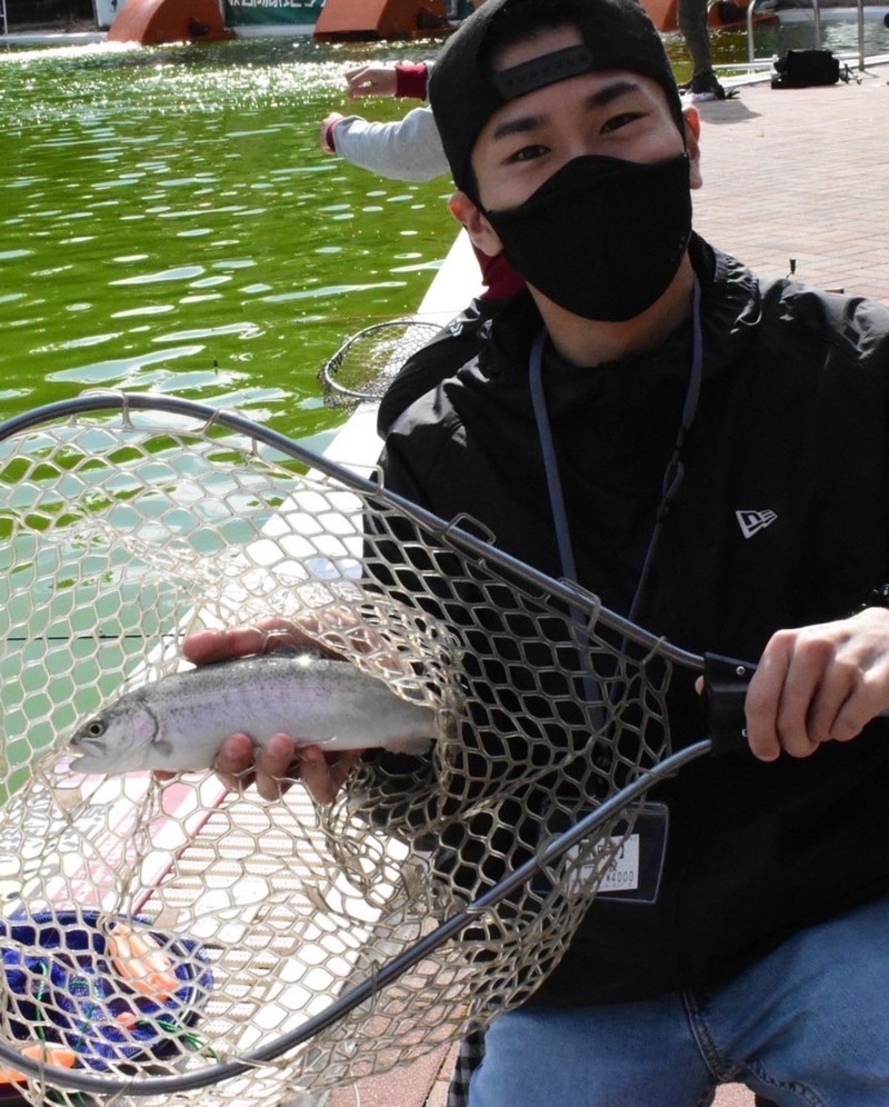 大阪府服部緑地のトラウトでニジマス釣果
