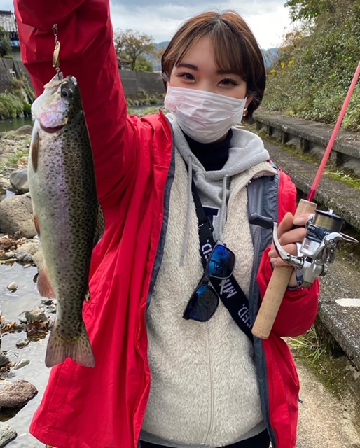 兵庫県の十戸国際にじます川釣場でニジマス釣果