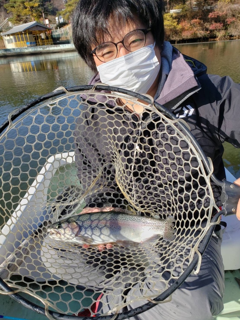 京都府南丹市通天湖のエリアトラウトでニジマス釣果