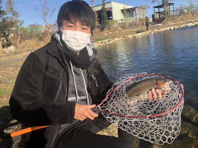 滋賀県高島市高島の泉の管理釣り場でニジマス釣果