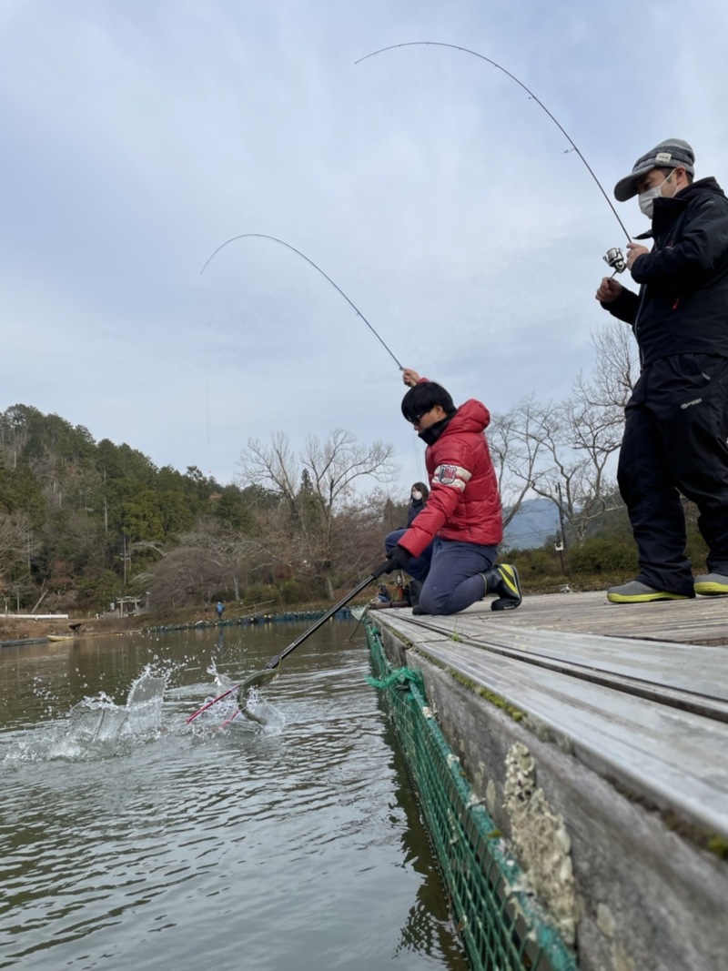 京都府京都市の嵐山フィッシングエリアでマス釣果