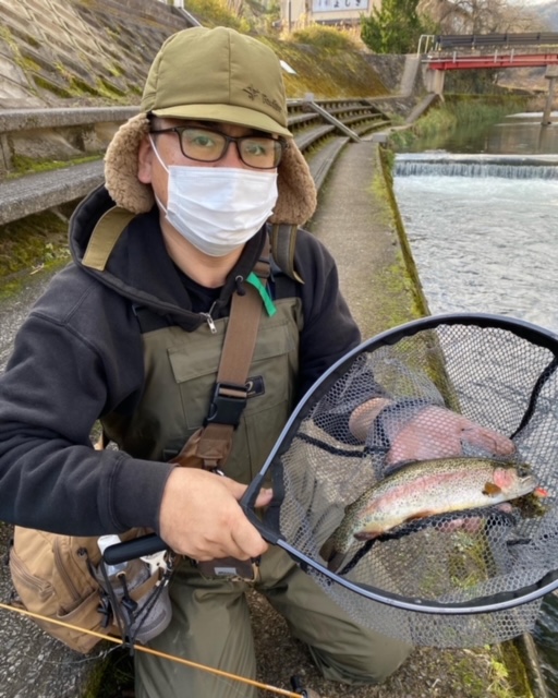 兵庫県豊岡市の十戸にじます川釣り場でニジマス釣果