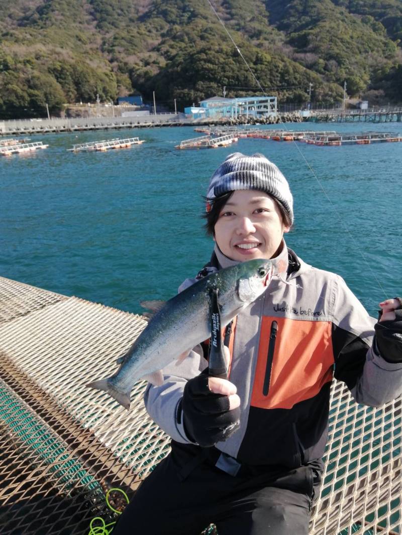 大阪府泉南の小島養魚場にてライトゲームでトラウトサーモン釣果