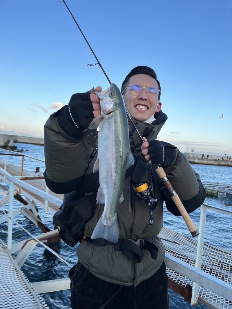 大阪府泉南の小島養魚場にてスプーンでサーモントラウト釣果