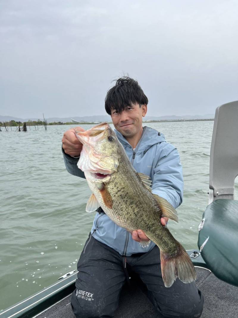 滋賀県草津市琵琶湖のレンタルボートで春バス釣果