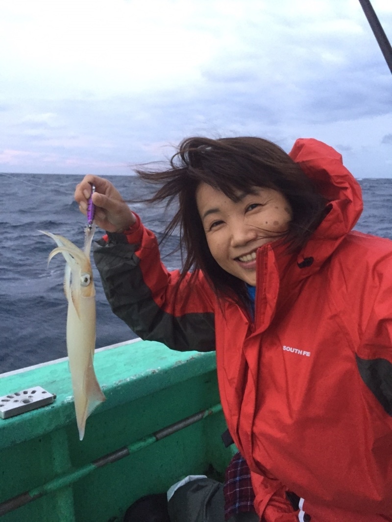 「鳥取港」初イカメタル! 1人20～40杯釣果