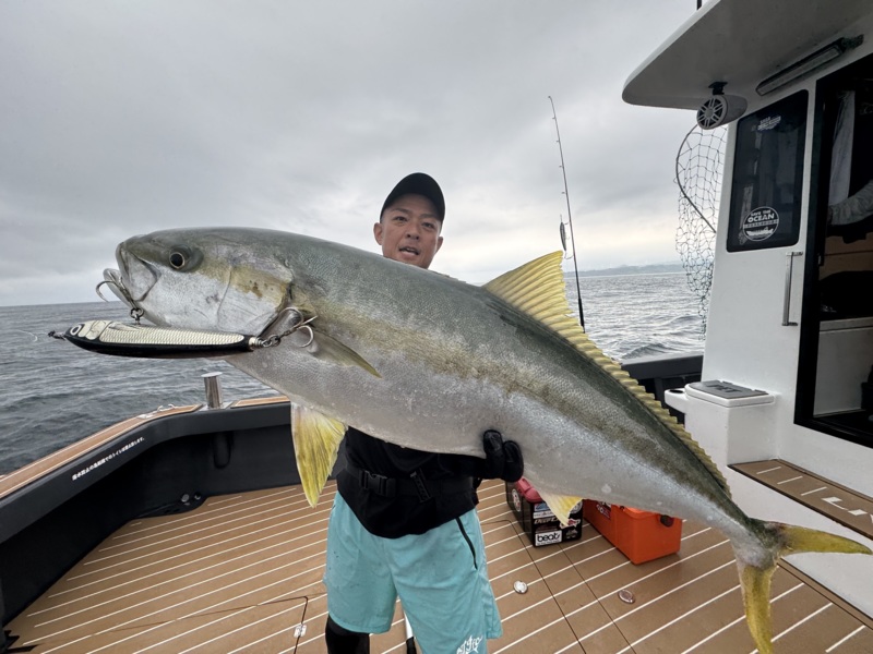 九州限界灘で船からのキャスティングでヒラマサ釣果