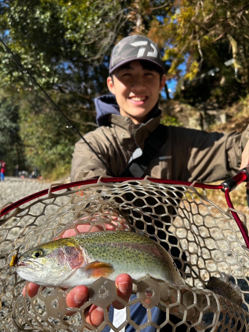 大阪府高槻市「芥川管理釣り場」ルアーでニジマス釣果